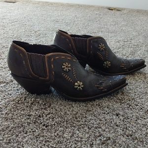Low ankle cowboy boots booties